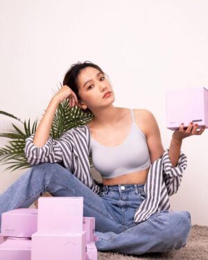 Diane Lin Instagram - 關於ONE BOY的Skin Bra有幾個地方我蠻喜歡：
https://oneboy.tw/8vDAm

不喜歡束縛的我一直都沒法好好穿內衣，聽到朋友說從小穿內衣睡覺下巴都掉下來覺得amazing，我嘗試過，但會失眠。有時候很羨慕這些朋友，因為我一直在追求起床五分鐘就可以出門的人生，但脫掉睡衣穿內衣再穿外衣這幾個步驟會多花三分鐘，實在很沒效率，又讓我離人生追求遠了一點。

但有一次很神奇我穿著ONE BOY的Skin Bra睡著了，
隔天一大早接收到小鯨的尿尿電波，就立刻起床帶她出們，Oh my god，少去穿內衣這個步驟的人生，好像更輕盈了一點。

小鯨表示：滿意！（要買一件給她嗎？）

還有它低存在感的扎實包覆給我更舒適的狀態去面對工作，拍戲的時候外在束縛少一個，心理就輕鬆一階，醬子才能釋出更多空間投入角色。

再來，當時要選尺寸的時候發現Skin Bra是one size（what!?)囊括A到E罩杯，這什麼神奇魔法？大概也是因為如此，它的彈性很大，因此穿脫都很方便，算是懶人的福音。

最後是它顏色多元，平常穿黑色，外頭加個襯衫就可以出門工作的時候選淺色，透膚戲服也不怕。

以上幾個看似無法同時達成的事，矛盾地相輔相成，好像比睡覺可以穿內衣的人還驚人欸。

我想，我又朝無束縛人生更進一步了！

#舒服得像沒穿一樣
#ONEBOYskinbra