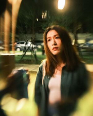 Diane Lin Instagram - 這張照片像我想到求學時期上數學課看老師在台上解題時我的表情，雖然我看不到自己，但我想大概是這樣，有時候再嚴重20倍。

數學課就是看老師寫板書覺得好美，過程很容易啊，老師好會寫喔，應該就是這樣吧！好的好的，沒問題我都會了！

回家自己算的時候，每一題答案都是錯的，真的很傷腦筋欸。

我會因為計算過程的字寫太醜就擦掉重寫，現在想想或許當時放錯重點了。

但我想說的是，我每堂數學課都超認真，考試每題錯都會問老師，還跟老師變成好朋友（有嗎？），所以回想起來好像也沒有對不起任何人了。

生命中有太多事都會使人失望，但數學不會，數學不會就是不會。

好想知道你跟數學的浪漫故事，請跟我分享！！！