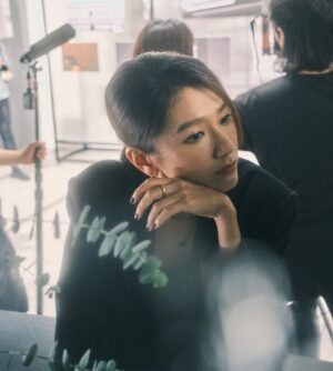 Diane Lin Instagram - 假如
一天洗手80次
三天可以用完一個肥皂
一天噴酒精140次
兩天會用完一瓶酒精

哭只能在洗頭洗澡的時候
這樣才不會浪費衛生紙
衣領也不會濕濕的
但主要是因為手勿摸眼口鼻

極端與失控
通常只是一線之隔

愛呢
正遊走在極端與失控間
主要是怕失去吧
不然一切會多麼簡單

但沒有失去
得到就沒有意義了
凡事都是比較值
對吧

好多新的規矩還在適應
與此同時
驚嘆人的彈性可以如此之大之餘
眼睜睜看著極限這個詞
在大疫之年意外地淪為無稽之談

Photo by @phtsai_tw
