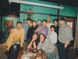 Diane Lin Instagram - 一期一會
回憶湧上心頭
大家都平安健康這樣很好

謝謝我們的大家長 @gialee2010 青蓉北鼻🫶🏽
沒有妳就不會有三年前的相遇並延續緣分至今
翻翻當時的訪問
除了跟記者爆料在現場被妳罵沒背劇本之外
想到當年讓我跟春誠哥拍戲的紅包還沒給妳耶🙂
無論如何You are the best and love you 油