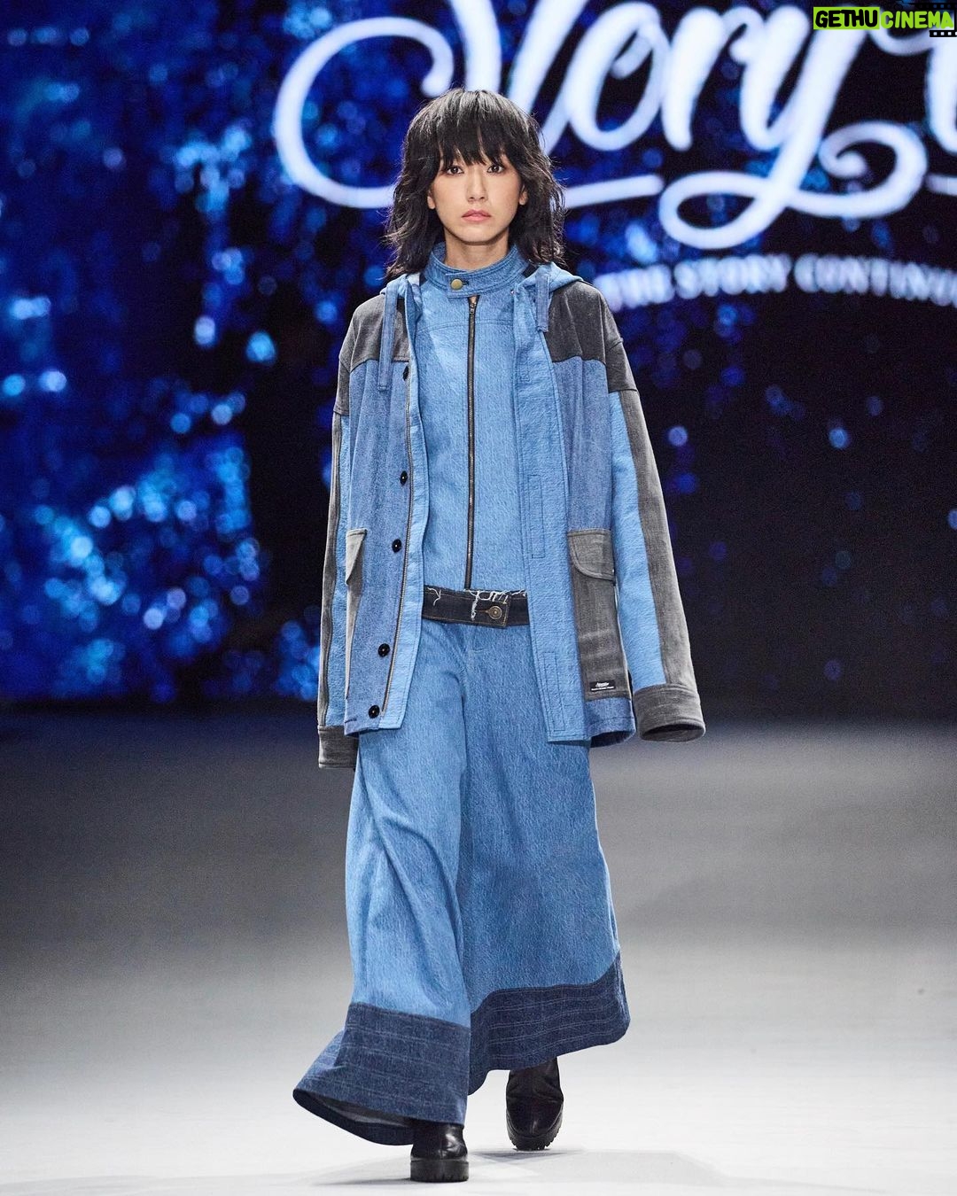 Diane Lin Instagram - 因為新戲《小菁與言言》認識了STORY WEAR,非常非常榮幸能受邀走品牌SS24的秀。特別想謝謝設計師願意讓我來展示他們的作品,畢竟我本人跟走秀的關聯?實在想不到。 想起去試裝那天,第一次見到品牌創辦人冠百,一個酷酷的女生。聽她分享創立品牌的初心、她的理念與期許、關於零廢棄時尚、永續經營與一個在地品牌應該肩負的社會責任等等,印象深刻的是她用平淡的語氣講述這些想必是困難重重的工作,聽了真的非常感動,也十分敬佩她的毅力。 最近記憶體不足、腦容量低下且文筆枯槁的我無法一一寫下,但希望大家可以搜尋STORY WEAR,讀一讀品牌背後那些值得地球人關注的故事。 最後,想謝謝勇敢追夢的人,世界總會因為你們而閃閃發光! #永續的路上沒有人是局外人 #零廢時尚 #永續時尚 #零與無限大 #zerowastefashion @storywear_continues @storywear @tpe.fashionweek @designfortaipei