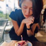 Diane Lin Instagram – 無法量化的愛，總和成無法量化的幸福，散落在每一毫秒之間，實在太幸運了。

愛的確無法量化，而且因為極度複雜，所以也就極度簡單，大概是這樣吧。

因為太幸福，不敢再貪心，健康平安就好。

#happy32 #peacelove