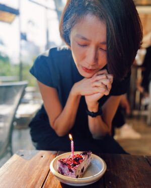 Diane Lin Instagram - 無法量化的愛，總和成無法量化的幸福，散落在每一毫秒之間，實在太幸運了。

愛的確無法量化，而且因為極度複雜，所以也就極度簡單，大概是這樣吧。

因為太幸福，不敢再貪心，健康平安就好。

#happy32 #peacelove