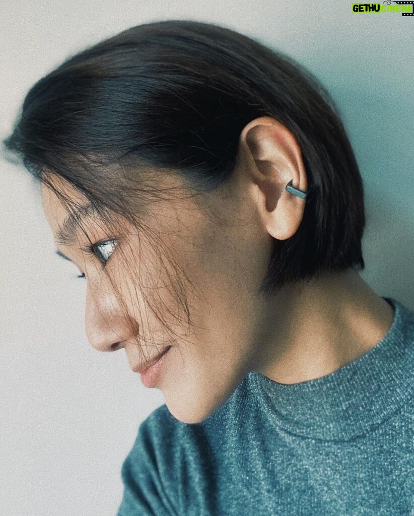 Diane Lin Instagram - 心有所屬的重量，不是沉甸甸的，而是飄然的，它不壓著你，而是把你往上提，直到你比天空還高；像雲，像風，像山，像海，像雨，像星星月亮太陽，此時的你無限自由，但你總有歸處。 謝謝好朋友《以覺學》的生日禮物，存在感低到被稱讚：「妳的耳環好好看！」我才想起他們在我的耳朵上，喜歡的舒適無比。 @intzuition_urbanjewelry 🖤