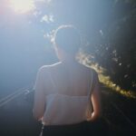 Diane Lin Instagram – 這趟獨自一人開了990公里的姊姊說:「這樣蠻好的,我們應該每年都要出來玩一趟。」
每次怕得要死的時候,都是姊姊跟我說不要怕,很奇怪的是我就真的不會怕了。
只能說姊姊是很神奇的存在,也是一種很特別的生物,贊成請+1。(關於她神奇的地方不勝枚舉,大概可以出書來說明。)
謝謝姊姊非常突然起心動念的旅行,讓我今年夏天不至於太過空白,但我覺得,下次可以換我開車吧,沒有問題的啦!
圖一:我們的衣服有搭配但誰看得出來
圖二:姊姊與大尖山
圖三:沒有特別
圖四:異形
圖五:magic~
#到底要多怕這個人開車才能有一個人開990公里的毅力與決心?