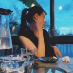 Diane Lin Instagram – 計劃之外的一天。
前一天半夜很幸運地訂到住宿所以決定延期一天回家,往東部走。
從佳樂水走台9接台11,約220公里抵達長濱,由姊姊一人完成。(我會開車,只是她寧願累死也不要被嚇死。)
台9線從山裡鑽出來,拐個彎開到濱海段,是截然不同的兩種風情。第一次開南迴公路由南向北,一直不斷驚嘆太平洋的藍,藍到令人發慌,使用任何與藍色有關的形容詞都會辜負的那種藍,我不敢形容,只能心無旁騖地看進心裡,最好還能刻在靈魂上,以免患有記憶讀寫困難的我無法將此景寫在人生記錄簿上。
表訂四個半小時,姊姊四個小時就開到了,到底是誰該害怕?
兩年不見台東,上次來許了兩個願望:1. 下次來會出太陽 2. 來長住,第一個終於達成了,人生第一次與出太陽的台東相遇。
:「一定要記住喔。」
圖1: 姊姊與夕陽
圖2: 開了四個小時的車所以頭很痛使用自備刮痧板刮痧的姊姊
圖3: 八瑤的貓
圖4-6: 220公里的一些風景
圖7-10: 用三百分的晚餐結束這天
關於好吃的午餐、順暢的路途、超棒的住宿與晚餐、晴朗的台東,還有可以開220公里不休息的姊姊,我真是幸運無比。
然後要努力達成第二個願望才行!