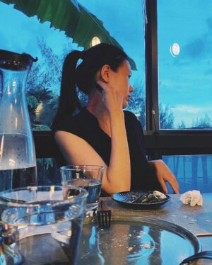 Diane Lin Instagram - 計劃之外的一天。

前一天半夜很幸運地訂到住宿所以決定延期一天回家，往東部走。

從佳樂水走台9接台11，約220公里抵達長濱，由姊姊一人完成。（我會開車，只是她寧願累死也不要被嚇死。）

台9線從山裡鑽出來，拐個彎開到濱海段，是截然不同的兩種風情。第一次開南迴公路由南向北，一直不斷驚嘆太平洋的藍，藍到令人發慌，使用任何與藍色有關的形容詞都會辜負的那種藍，我不敢形容，只能心無旁騖地看進心裡，最好還能刻在靈魂上，以免患有記憶讀寫困難的我無法將此景寫在人生記錄簿上。

表訂四個半小時，姊姊四個小時就開到了，到底是誰該害怕？

兩年不見台東，上次來許了兩個願望：1. 下次來會出太陽 2. 來長住，第一個終於達成了，人生第一次與出太陽的台東相遇。

：「一定要記住喔。」

圖1: 姊姊與夕陽
圖2: 開了四個小時的車所以頭很痛使用自備刮痧板刮痧的姊姊
圖3: 八瑤的貓
圖4-6: 220公里的一些風景
圖7-10: 用三百分的晚餐結束這天

關於好吃的午餐、順暢的路途、超棒的住宿與晚餐、晴朗的台東，還有可以開220公里不休息的姊姊，我真是幸運無比。

然後要努力達成第二個願望才行！