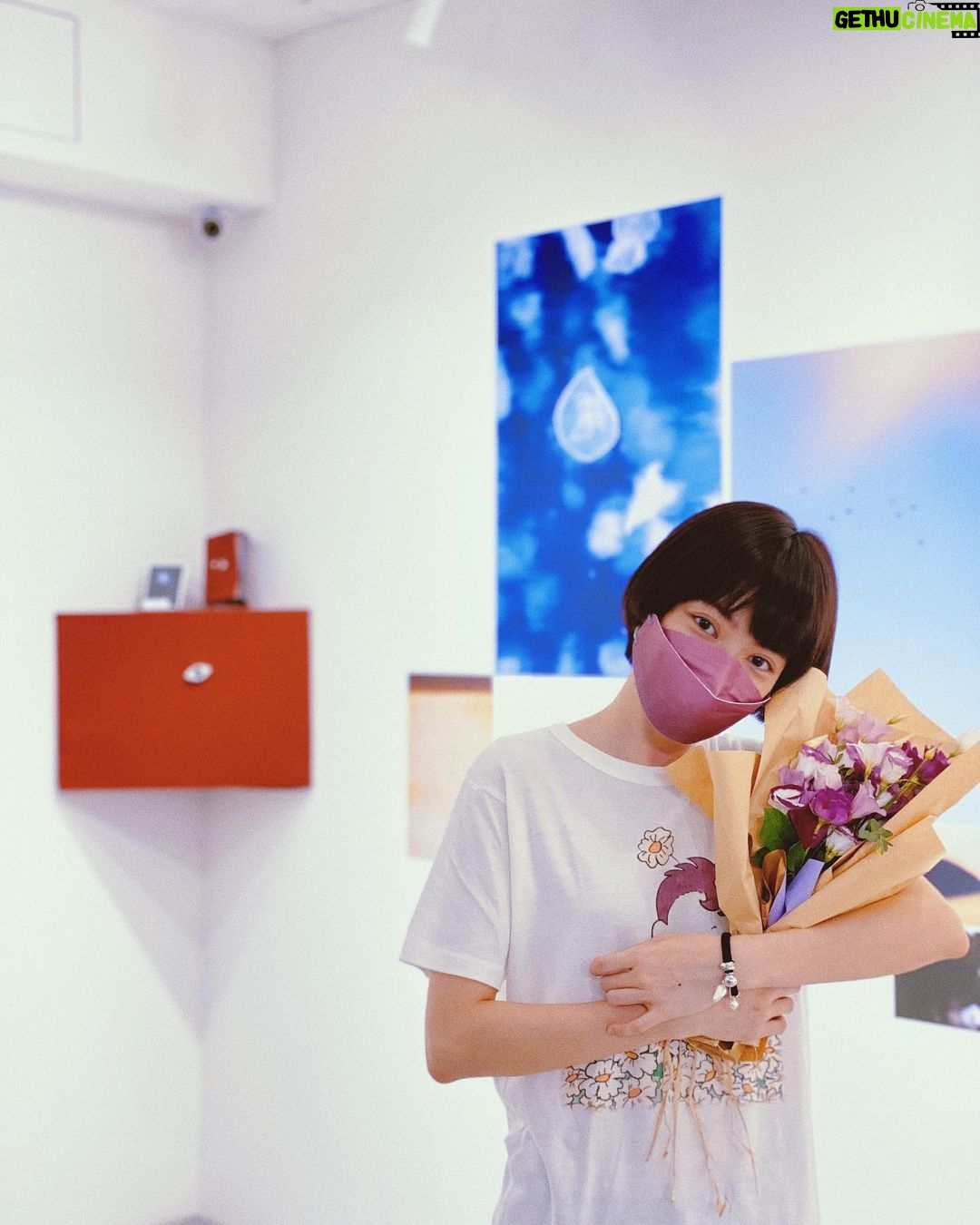 Diane Lin Instagram - 與好久不見的姚北鼻 @ipipy20000 在她的攝影展相見歡。 從妳的視角看世界,如此浪漫,一切的美好為妳開心。踏著輕快的腳步回家,想想,勇敢不是不再害怕,是能夠直視使人心慌的。謝謝妳餒✨ 到8/10在 @moom.cat 12:00-20:00 記得帶耳機,聽導覽。 攝影集《みつめ》有很多巧思與文字,可在現場預購。 圖二:傳遞一些能量 圖三:與花花合照 圖四:自己修燈 圖五:稀客 圖六:美好❤️ moom bookshop