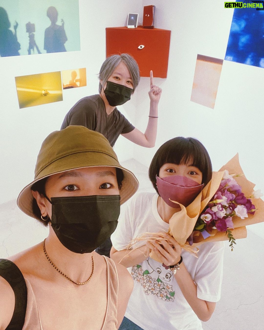 Diane Lin Instagram - 與好久不見的姚北鼻 @ipipy20000 在她的攝影展相見歡。 從妳的視角看世界,如此浪漫,一切的美好為妳開心。踏著輕快的腳步回家,想想,勇敢不是不再害怕,是能夠直視使人心慌的。謝謝妳餒✨ 到8/10在 @moom.cat 12:00-20:00 記得帶耳機,聽導覽。 攝影集《みつめ》有很多巧思與文字,可在現場預購。 圖二:傳遞一些能量 圖三:與花花合照 圖四:自己修燈 圖五:稀客 圖六:美好❤️ moom bookshop