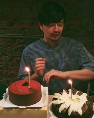 Diane Lin Instagram - 40歲絕對值得擁有兩個蛋糕吧！

圖二：「哎唷，時間過得真快，一下就40了。」

圖三不符合人體工學🙂

生日快樂❤️

#年復一年