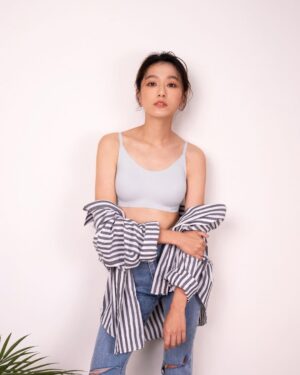 Diane Lin Instagram - 關於ONE BOY的Skin Bra有幾個地方我蠻喜歡：
https://oneboy.tw/8vDAm

不喜歡束縛的我一直都沒法好好穿內衣，聽到朋友說從小穿內衣睡覺下巴都掉下來覺得amazing，我嘗試過，但會失眠。有時候很羨慕這些朋友，因為我一直在追求起床五分鐘就可以出門的人生，但脫掉睡衣穿內衣再穿外衣這幾個步驟會多花三分鐘，實在很沒效率，又讓我離人生追求遠了一點。

但有一次很神奇我穿著ONE BOY的Skin Bra睡著了，
隔天一大早接收到小鯨的尿尿電波，就立刻起床帶她出們，Oh my god，少去穿內衣這個步驟的人生，好像更輕盈了一點。

小鯨表示：滿意！（要買一件給她嗎？）

還有它低存在感的扎實包覆給我更舒適的狀態去面對工作，拍戲的時候外在束縛少一個，心理就輕鬆一階，醬子才能釋出更多空間投入角色。

再來，當時要選尺寸的時候發現Skin Bra是one size（what!?)囊括A到E罩杯，這什麼神奇魔法？大概也是因為如此，它的彈性很大，因此穿脫都很方便，算是懶人的福音。

最後是它顏色多元，平常穿黑色，外頭加個襯衫就可以出門工作的時候選淺色，透膚戲服也不怕。

以上幾個看似無法同時達成的事，矛盾地相輔相成，好像比睡覺可以穿內衣的人還驚人欸。

我想，我又朝無束縛人生更進一步了！

#舒服得像沒穿一樣
#ONEBOYskinbra