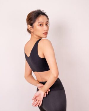 Diane Lin Instagram - 關於ONE BOY的Skin Bra有幾個地方我蠻喜歡：
https://oneboy.tw/8vDAm

不喜歡束縛的我一直都沒法好好穿內衣，聽到朋友說從小穿內衣睡覺下巴都掉下來覺得amazing，我嘗試過，但會失眠。有時候很羨慕這些朋友，因為我一直在追求起床五分鐘就可以出門的人生，但脫掉睡衣穿內衣再穿外衣這幾個步驟會多花三分鐘，實在很沒效率，又讓我離人生追求遠了一點。

但有一次很神奇我穿著ONE BOY的Skin Bra睡著了，
隔天一大早接收到小鯨的尿尿電波，就立刻起床帶她出們，Oh my god，少去穿內衣這個步驟的人生，好像更輕盈了一點。

小鯨表示：滿意！（要買一件給她嗎？）

還有它低存在感的扎實包覆給我更舒適的狀態去面對工作，拍戲的時候外在束縛少一個，心理就輕鬆一階，醬子才能釋出更多空間投入角色。

再來，當時要選尺寸的時候發現Skin Bra是one size（what!?)囊括A到E罩杯，這什麼神奇魔法？大概也是因為如此，它的彈性很大，因此穿脫都很方便，算是懶人的福音。

最後是它顏色多元，平常穿黑色，外頭加個襯衫就可以出門工作的時候選淺色，透膚戲服也不怕。

以上幾個看似無法同時達成的事，矛盾地相輔相成，好像比睡覺可以穿內衣的人還驚人欸。

我想，我又朝無束縛人生更進一步了！

#舒服得像沒穿一樣
#ONEBOYskinbra