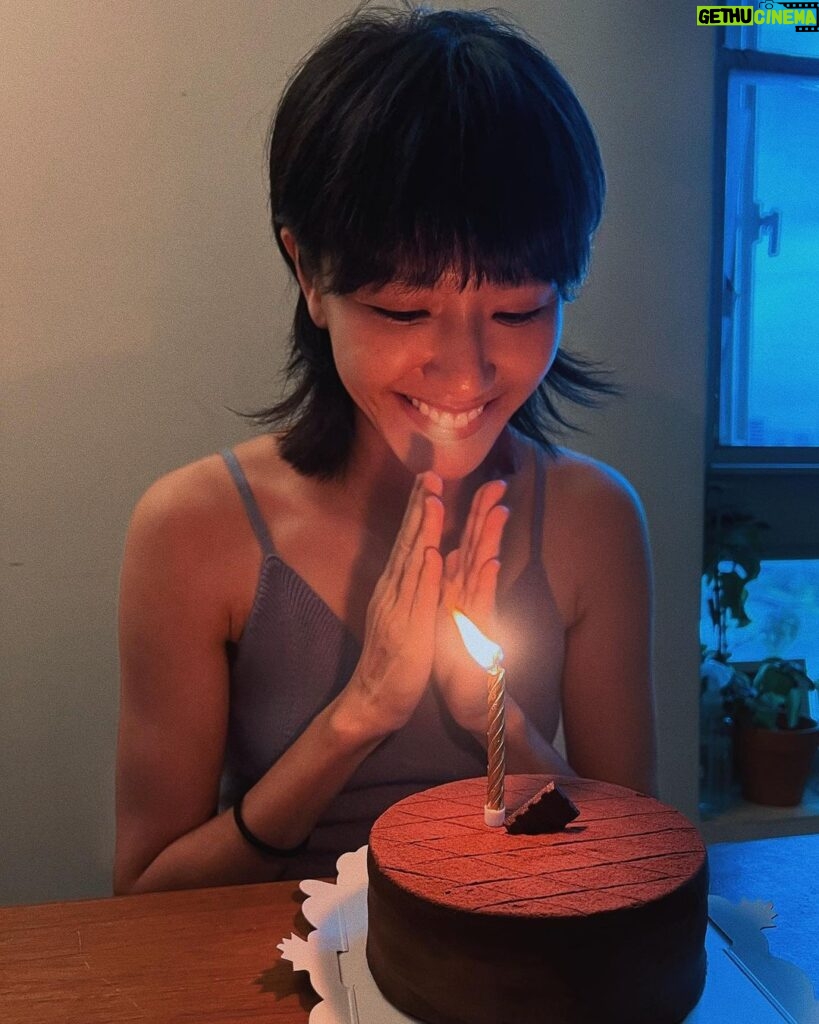 Diane Lin Instagram - 因為擁有太多太多愛，所以那些所謂不好的，變得根本不值得一提了。 喜歡劉黛瑩說的，大概是這樣：「因為感受過幸福，所以會哭。」 是啊，真正的幸福是會使人落淚的。32歲這年，特別有這種感覺，笑到哭，流了很多幸福的眼淚。 時時提醒自己：「愛永遠不嫌多，用力去愛吧！」 謝謝你們，愛人、好友與宇宙。 33歲還是要繼續平安健康呀！唯一的生日願望，分享給大家。