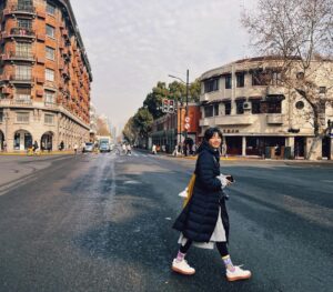 Diane Lin Instagram - 手放在戶外不久就會凍僵
導致打字變很慢
得趕快放在腋下或是口袋裡

不過乾冷的冬天實在不錯
睫毛隨便夾都可以翹一整天
但穿很多就不想在外面上廁所

路上的狗狗咚咚咚咚走跳
有些也穿上羽絨衣
不過我想他們應該是喜歡這種天氣的

霧霾讓整個城市更魔幻
任何驚奇的事都可能發生
但最令人驚訝的絕對是這裡的人們那種見怪不怪的態度

：「哦，沒事兒。」

直球對決
開心與不開心
都不在思考範圍內

再怎麼說
無論多冷
只要有太陽就覺得幸福

城市是活著的
你可以清楚感覺到
她的呼吸
供給了一切養分
給踏上這兒的旅人

生命於此
都攪和在一塊了

#順便分享襪子跟狗狗