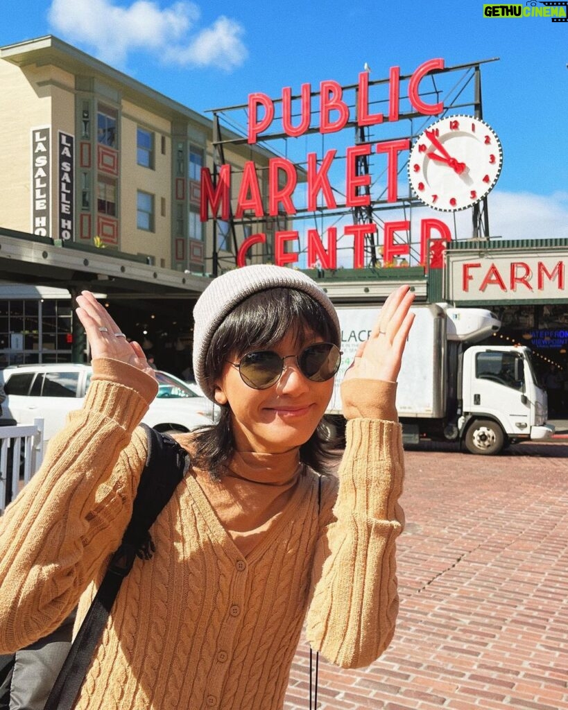 Diane Lin Instagram - 觀光客系列： 「我與派克市場！」 在米國遇到最多人的地方，堪比內湖好市多，雖然沒有五十塊的熱狗堡加可樂，但瑕不掩瑜；俯瞰港口的景色有一千分，本來想看夕陽但等到20:30都還豔陽高照，只好作罷。下次再來！ 六月還可以穿高領，很是愉快。 Pike Place Market