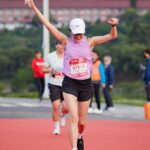 Diane Lin Instagram - 人生第一個10K，完賽⭐️ 賽前感冒，但還能比預期更快完賽，除了想痛哭一場，也想好好感謝幫助我的人。 深深一鞠躬謝謝小杰 @jaydaone111 把我想跑賽事的心願放在心上，牽起了與NIKE的緣分，促成了今日的存在。今天在賽道上，他一直關注我的狀態，衝刺去水站幫我拿水，提醒我調整呼吸、節奏，後來直接壓後讓我可以心無旁騖，一路向前。 謝謝Ariel的照顧，所有貼心的安排，讓我吃飽、睡好、穿好，才能無後顧之憂，專心在訓練跟比賽上。 謝謝我的定心丸，超強的敏敏教練 @min0115min ，她的每一次訓練，每一個細節的調整，每一個分享，還有每一句：「妳可以的！」都讓我跑得更穩。還好今天在她21K出發前有抱到，真的給我很多力量。 謝謝經紀人佳佳對我的猶豫不決總是老神在在，讓我更可以肆無忌憚使用我的選擇障礙，當然更謝謝她的陪伴，也謝謝公司支持我開始跑步。 謝謝Ariel、阿瑋、Anna陪伴訓練還有那些聽了會很想繼續跑下去的鼓勵，例如：「欸妳要不要直接報半馬啊？」 謝謝我的跑步啟蒙YJ，他說會來終點見證我的第一個10K，真的在人海中看到他的那個moment非常感人，可以記得很久。希望能快點跟上你的腳步，一起去比賽！ 謝謝每一位工作人員還有參與賽事的所有跑者。 謝謝如此美好的天氣。 謝謝林意箴，妳總是覺得自己很脆弱但又能保持堅定的心念，儘管無時無刻都在跟心魔拔河，但終究沒有放棄我。 謝謝跑步，神奇地使我如此痛苦，但同時又如此快樂。 最後，謝謝宇宙，我仍然相信一切都是最好的安排。 既然開始了，就繼續跑下去吧！不知道宇宙會帶我們跑去哪裡，無論如何，都非常值得期待！ @nike #NIKERUNNING #NRC #TaishinWomenRace First photo shot by @sarah65050