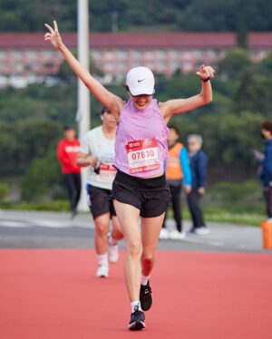 Diane Lin Instagram - 人生第一個10K，完賽⭐️

賽前感冒，但還能比預期更快完賽，除了想痛哭一場，也想好好感謝幫助我的人。

深深一鞠躬謝謝小杰 @jaydaone111 把我想跑賽事的心願放在心上，牽起了與NIKE的緣分，促成了今日的存在。今天在賽道上，他一直關注我的狀態，衝刺去水站幫我拿水，提醒我調整呼吸、節奏，後來直接壓後讓我可以心無旁騖，一路向前。

謝謝Ariel的照顧，所有貼心的安排，讓我吃飽、睡好、穿好，才能無後顧之憂，專心在訓練跟比賽上。

謝謝我的定心丸，超強的敏敏教練 @min0115min ，她的每一次訓練，每一個細節的調整，每一個分享，還有每一句：「妳可以的！」都讓我跑得更穩。還好今天在她21K出發前有抱到，真的給我很多力量。

謝謝經紀人佳佳對我的猶豫不決總是老神在在，讓我更可以肆無忌憚使用我的選擇障礙，當然更謝謝她的陪伴，也謝謝公司支持我開始跑步。

謝謝Ariel、阿瑋、Anna陪伴訓練還有那些聽了會很想繼續跑下去的鼓勵，例如：「欸妳要不要直接報半馬啊？」

謝謝我的跑步啟蒙YJ，他說會來終點見證我的第一個10K，真的在人海中看到他的那個moment非常感人，可以記得很久。希望能快點跟上你的腳步，一起去比賽！

謝謝每一位工作人員還有參與賽事的所有跑者。

謝謝如此美好的天氣。

謝謝林意箴，妳總是覺得自己很脆弱但又能保持堅定的心念，儘管無時無刻都在跟心魔拔河，但終究沒有放棄我。

謝謝跑步，神奇地使我如此痛苦，但同時又如此快樂。

最後，謝謝宇宙，我仍然相信一切都是最好的安排。

既然開始了，就繼續跑下去吧！不知道宇宙會帶我們跑去哪裡，無論如何，都非常值得期待！

@nike 
#NIKERUNNING
#NRC 
#TaishinWomenRace

First photo shot by @sarah65050
