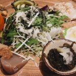 Diane Lin Instagram - 又要到晚餐時間了🍚 亂存的小店 驚喜地好吃 有英文菜單實在太好了 每道菜的盤子都不一樣而且很可愛 圖片說明 1. 第一名提拉米蘇放第一張（那個盤子是不是太美了） 2. 油封雞胗 3. 四種沖繩特色菜（套餐可選的前菜，非常推） 4. 煙燻起司與橄欖 5. 沖繩豬香腸 6. 豬肩排 溫暖滿足的一餐 做個紀錄順便分享 如果大膽嘗試 通常會有意外的驚喜發生喔