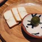 Diane Lin Instagram - 又要到晚餐時間了🍚 亂存的小店 驚喜地好吃 有英文菜單實在太好了 每道菜的盤子都不一樣而且很可愛 圖片說明 1. 第一名提拉米蘇放第一張（那個盤子是不是太美了） 2. 油封雞胗 3. 四種沖繩特色菜（套餐可選的前菜，非常推） 4. 煙燻起司與橄欖 5. 沖繩豬香腸 6. 豬肩排 溫暖滿足的一餐 做個紀錄順便分享 如果大膽嘗試 通常會有意外的驚喜發生喔