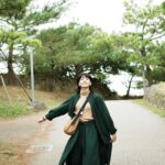 Diane Lin Instagram - 開心的時候就跳舞 難過的時候就哭 心情平淡的日子就放空 看一片又一片的雲從天空飄過 去聽海浪聲 聽風吹動樹葉婆娑 看鳥振翅蝴蝶吃飯 有些看似複雜的東西 只是被註記如此 但你可以去顛覆他 翻轉他的常態 告訴自己 其實很簡單 有力量的是我們 不是事情本身 要記得喔