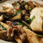 Diane Lin Instagram - 晚餐時間。 這盤味增炒茄子豆腐豬肉看起來也沒怎樣，但吃起來很WOW，份量不小不過一口接一口一下就吃光光了。 喜歡沖繩蕎麥麵（そば），麵體彈牙、吃得到小麥香，湯頭清爽。咖喱比日本本島的淡一些，我覺得吃起來比較不會膩。 吃了一家鐵板牛排，牛排跟漢堡排都非常非常好吃，副餐的麵包也是一百分。副餐也可以選白飯，日本人真的好喜歡白飯，牛排配白飯，酷！ 雖然覺得日本本島的白飯更好吃，但是即便飯都被裝成這樣：「🍚」我都還是吃完了。 能好好吃一頓好吃的飯就是人生最幸福之一吧❤️ 說著說著都餓了，先去吃晚餐了喔。