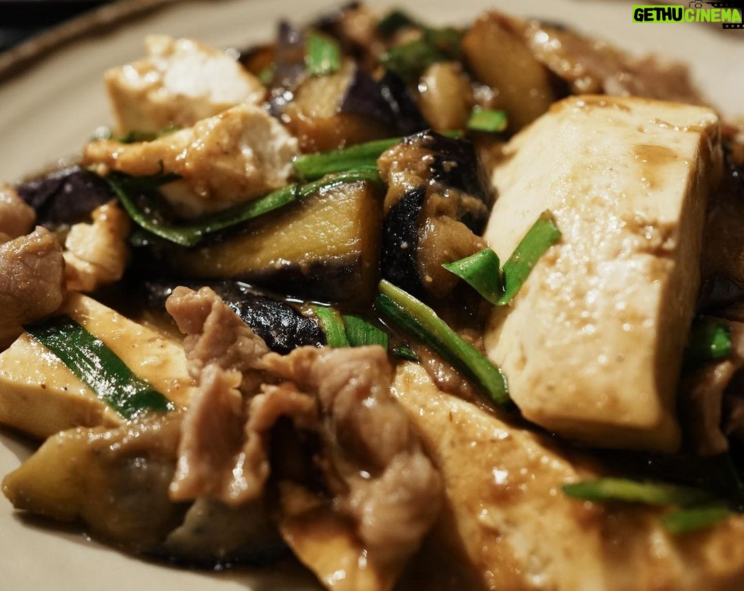 Diane Lin Instagram - 晚餐時間。 這盤味增炒茄子豆腐豬肉看起來也沒怎樣,但吃起來很WOW,份量不小不過一口接一口一下就吃光光了。 喜歡沖繩蕎麥麵(そば),麵體彈牙、吃得到小麥香,湯頭清爽。咖喱比日本本島的淡一些,我覺得吃起來比較不會膩。 吃了一家鐵板牛排,牛排跟漢堡排都非常非常好吃,副餐的麵包也是一百分。副餐也可以選白飯,日本人真的好喜歡白飯,牛排配白飯,酷! 雖然覺得日本本島的白飯更好吃,但是即便飯都被裝成這樣:「🍚」我都還是吃完了。 能好好吃一頓好吃的飯就是人生最幸福之一吧❤️ 說著說著都餓了,先去吃晚餐了喔。