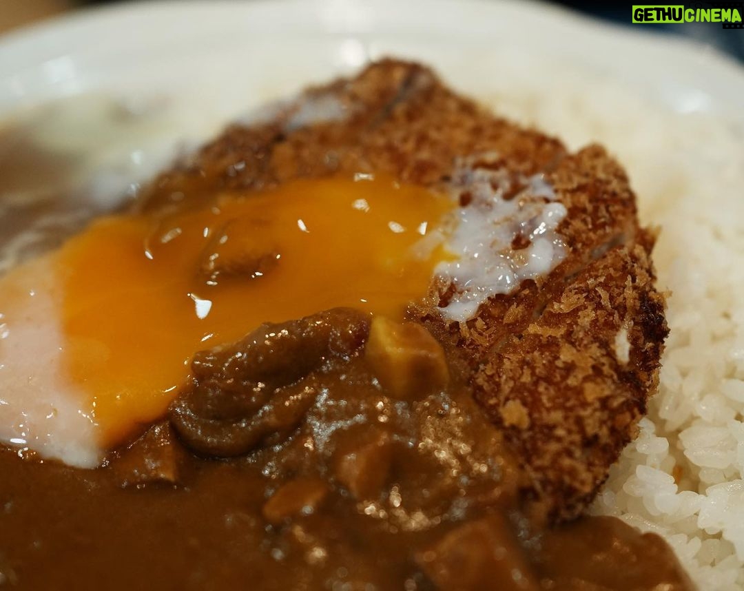 Diane Lin Instagram - 晚餐時間。 這盤味增炒茄子豆腐豬肉看起來也沒怎樣,但吃起來很WOW,份量不小不過一口接一口一下就吃光光了。 喜歡沖繩蕎麥麵(そば),麵體彈牙、吃得到小麥香,湯頭清爽。咖喱比日本本島的淡一些,我覺得吃起來比較不會膩。 吃了一家鐵板牛排,牛排跟漢堡排都非常非常好吃,副餐的麵包也是一百分。副餐也可以選白飯,日本人真的好喜歡白飯,牛排配白飯,酷! 雖然覺得日本本島的白飯更好吃,但是即便飯都被裝成這樣:「🍚」我都還是吃完了。 能好好吃一頓好吃的飯就是人生最幸福之一吧❤️ 說著說著都餓了,先去吃晚餐了喔。