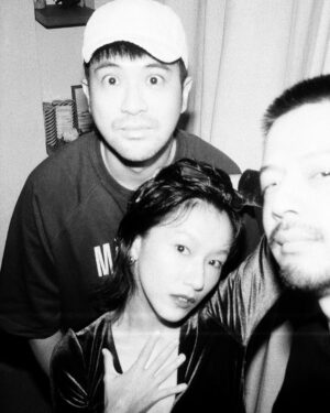 Diane Lin Instagram - 十月的最後一天，這個時間的走速實在令人不敢恭維，但也只能接受，不然你想怎樣？

用照片粗略說明一下十月的一些小事：

1. 15年前我媽在美國某國家公園買給我的月光石戒指，以為不見了，難過堪稱撕心裂肺。結果前幾天在一個化妝包的內袋裡找到了！我的內心放了一場煙火。

2. 姥姥蠻喜歡宜家活動換到的肉丸子娃娃（翻轉後是熊熊），我就提議要送給她，她說：「先放我這裡吧，妳想他的時候再來拿。」

3. 我姊人生第一場10K賽事勢必是需要去終點迎接的。You are the best. @dolcelin 

4. 終於與闊別多年的摯友和她的新生娃（已成孩）見面了。他看著我笑的時候，我有種世界很美好的感覺。

5. Just me and my brothas.

6. 去看婉婷的舞台劇《熱天酣眠》，在海景第一排（舞臺上）拍下她在桃花源裡的身影。嘿她是我摯友欸（驕傲貌）

7. Last but not the least. 健康快樂平安 my brotha！

以上僅為心滿意足十月的冰山一角，謝謝您的收看，我們十一月見💕