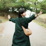 Diane Lin Instagram - 開心的時候就跳舞 難過的時候就哭 心情平淡的日子就放空 看一片又一片的雲從天空飄過 去聽海浪聲 聽風吹動樹葉婆娑 看鳥振翅蝴蝶吃飯 有些看似複雜的東西 只是被註記如此 但你可以去顛覆他 翻轉他的常態 告訴自己 其實很簡單 有力量的是我們 不是事情本身 要記得喔
