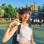 Diane Lin Instagram – 來回顧一下生日當天在迪士尼的心情。

姊姊兩個月前去迪士尼回來，我一直跟她說我都沒去過，可能講到她快發瘋，所以知道我工作提前結束，她就立刻訂了機票說：「帶妳去迪士尼過生日。」

因此太幸福的我，33歲生日當天，是在迪士尼裡面度過的。

因為從小看迪士尼長大，是我跟姊姊還有媽媽很重要的回憶，所以親身來到這裡，真的有強烈的感動，甚至到了想哭的境界。

也確實是泛著淚在玩很多設施，有時是想起小時候的種種，有時是很害怕，例如太空山，中途一直想從退出口離開。

最狂的是我姊吧，明明兩個月前才去過，幾乎所有設施都玩過了，但還是陪我一起從早上九點玩到晚上九點。

身上貼著今日壽星的貼紙，很多人跟我說生日快樂，但很後悔不該寫英文，因為只有一個人叫得出來。

而且我時常回過神來才發現我在笑，很像神經病，但是實在是太快樂了！夢想是會成真的，雖然長大之後知道世界很多不堪的地方，還是謝謝迪士尼給我一個可以做夢的世界。

但最主要還是要謝謝我姊，她是無敵的。

謝謝姊姊 @dolcelin 妳才是讓夢想成真的人🧡