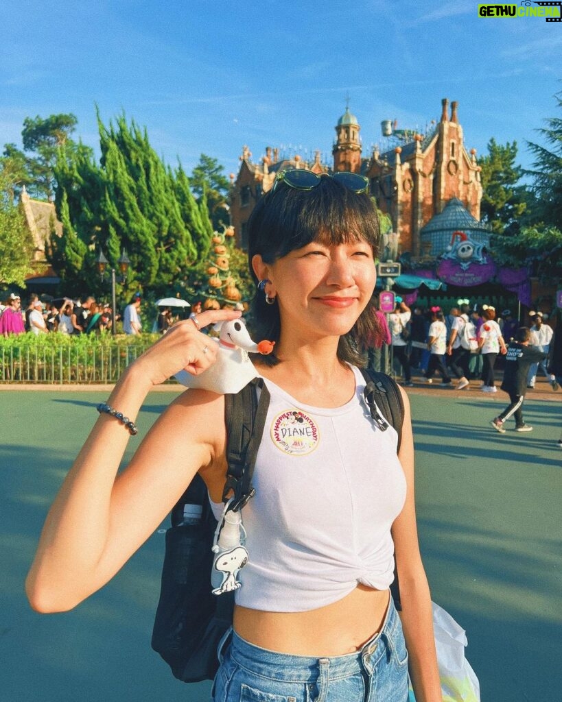 Diane Lin Instagram - 來回顧一下生日當天在迪士尼的心情。 姊姊兩個月前去迪士尼回來，我一直跟她說我都沒去過，可能講到她快發瘋，所以知道我工作提前結束，她就立刻訂了機票說：「帶妳去迪士尼過生日。」 因此太幸福的我，33歲生日當天，是在迪士尼裡面度過的。 因為從小看迪士尼長大，是我跟姊姊還有媽媽很重要的回憶，所以親身來到這裡，真的有強烈的感動，甚至到了想哭的境界。 也確實是泛著淚在玩很多設施，有時是想起小時候的種種，有時是很害怕，例如太空山，中途一直想從退出口離開。 最狂的是我姊吧，明明兩個月前才去過，幾乎所有設施都玩過了，但還是陪我一起從早上九點玩到晚上九點。 身上貼著今日壽星的貼紙，很多人跟我說生日快樂，但很後悔不該寫英文，因為只有一個人叫得出來。 而且我時常回過神來才發現我在笑，很像神經病，但是實在是太快樂了！夢想是會成真的，雖然長大之後知道世界很多不堪的地方，還是謝謝迪士尼給我一個可以做夢的世界。 但最主要還是要謝謝我姊，她是無敵的。 謝謝姊姊 @dolcelin 妳才是讓夢想成真的人🧡
