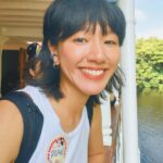 Diane Lin Instagram – 來回顧一下生日當天在迪士尼的心情。

姊姊兩個月前去迪士尼回來，我一直跟她說我都沒去過，可能講到她快發瘋，所以知道我工作提前結束，她就立刻訂了機票說：「帶妳去迪士尼過生日。」

因此太幸福的我，33歲生日當天，是在迪士尼裡面度過的。

因為從小看迪士尼長大，是我跟姊姊還有媽媽很重要的回憶，所以親身來到這裡，真的有強烈的感動，甚至到了想哭的境界。

也確實是泛著淚在玩很多設施，有時是想起小時候的種種，有時是很害怕，例如太空山，中途一直想從退出口離開。

最狂的是我姊吧，明明兩個月前才去過，幾乎所有設施都玩過了，但還是陪我一起從早上九點玩到晚上九點。

身上貼著今日壽星的貼紙，很多人跟我說生日快樂，但很後悔不該寫英文，因為只有一個人叫得出來。

而且我時常回過神來才發現我在笑，很像神經病，但是實在是太快樂了！夢想是會成真的，雖然長大之後知道世界很多不堪的地方，還是謝謝迪士尼給我一個可以做夢的世界。

但最主要還是要謝謝我姊，她是無敵的。

謝謝姊姊 @dolcelin 妳才是讓夢想成真的人🧡