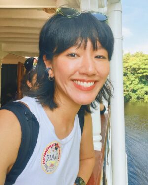 Diane Lin Instagram - 來回顧一下生日當天在迪士尼的心情。

姊姊兩個月前去迪士尼回來，我一直跟她說我都沒去過，可能講到她快發瘋，所以知道我工作提前結束，她就立刻訂了機票說：「帶妳去迪士尼過生日。」

因此太幸福的我，33歲生日當天，是在迪士尼裡面度過的。

因為從小看迪士尼長大，是我跟姊姊還有媽媽很重要的回憶，所以親身來到這裡，真的有強烈的感動，甚至到了想哭的境界。

也確實是泛著淚在玩很多設施，有時是想起小時候的種種，有時是很害怕，例如太空山，中途一直想從退出口離開。

最狂的是我姊吧，明明兩個月前才去過，幾乎所有設施都玩過了，但還是陪我一起從早上九點玩到晚上九點。

身上貼著今日壽星的貼紙，很多人跟我說生日快樂，但很後悔不該寫英文，因為只有一個人叫得出來。

而且我時常回過神來才發現我在笑，很像神經病，但是實在是太快樂了！夢想是會成真的，雖然長大之後知道世界很多不堪的地方，還是謝謝迪士尼給我一個可以做夢的世界。

但最主要還是要謝謝我姊，她是無敵的。

謝謝姊姊 @dolcelin 妳才是讓夢想成真的人🧡