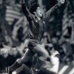 Diego Maradona Instagram – A 40 años de este grito. Tu primer gol al Real Madrid en un clásico. Fue 2-1 en el Camp Nou. Y esa misma noche, cuando llamaste a Buenos Aires, le dijiste a nuestro abuelo “… me equivoqué, papá. Lo hice con la cabeza” 😅❤️