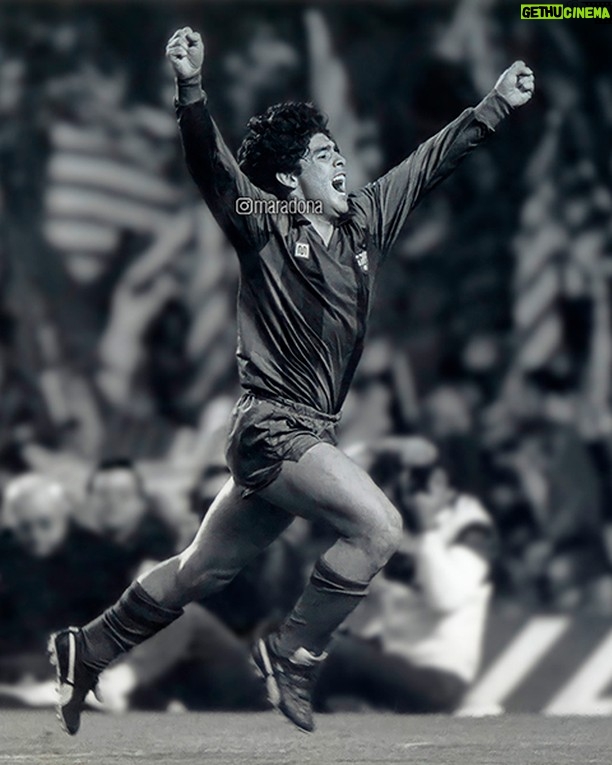 Diego Maradona Instagram - A 40 años de este grito. Tu primer gol al Real Madrid en un clásico. Fue 2-1 en el Camp Nou. Y esa misma noche, cuando llamaste a Buenos Aires, le dijiste a nuestro abuelo "... me equivoqué, papá. Lo hice con la cabeza" 😅❤