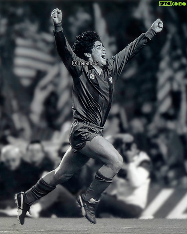 Diego Maradona Instagram - A 40 años de este grito. Tu primer gol al Real Madrid en un clásico. Fue 2-1 en el Camp Nou. Y esa misma noche, cuando llamaste a Buenos Aires, le dijiste a nuestro abuelo "... me equivoqué, papá. Lo hice con la cabeza" 😅❤️