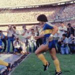 Diego Maradona Instagram - Parece una foto de hace 5 minutos, pero no. Fue hace 42 años que salías por primera vez con la camiseta de @bocajrsoficial para jugar por los puntos, contra Talleres. La cancha se venía abajo, y vos apenas tocabas el piso. Lo demás es historia... (y hoy salió el 81 en la quiniela, no parás de tirarnos centros ❤️). La Bombonera - Estadio Alberto J. Armando