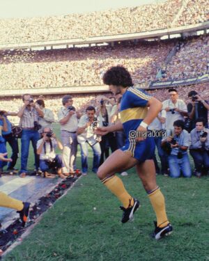Diego Maradona Instagram - Parece una foto de hace 5 minutos, pero no. Fue hace 42 años que salías por primera vez con la camiseta de @bocajrsoficial para jugar por los puntos, contra Talleres. La cancha se venía abajo, y vos apenas tocabas el piso. Lo demás es historia... (y hoy salió el 81 en la quiniela, no parás de tirarnos centros ❤️).