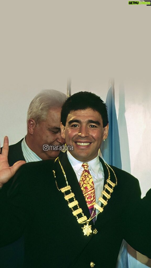 Diego Maradona Instagram - Hace 30 años se celebró el Centenario de la AFA. En aquél momento nuestro papá recibió este maravilloso premio, "... el más lindo que se haya inventado", y aprovechó la ocasión para recordar a sus ídolos y mantener vivo el recuerdo de todos aquellos que hicieron grande a nuestro fútbol. Siempre los defendiste y los tuviste presentes. Hoy, queremos felicitar a la Asociación del Fútbol Argentino en un nuevo aniversario de su fundación.
