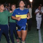 Diego Maradona Instagram - Un día como hoy, en 1981, jugaste "dos partidos en uno". El primer tiempo fue tu despedida de Argentinos Juniors, el club que te vio nacer. Y el segundo tiempo fue el de tu bienvenida a Boca. Ya estaba todo arreglado con River Plate, pero "algo pasó". Te dijeron que no podías cobrar lo mismo que cobraban los jugadores campeones del mundo del '78. Así que los gambeteaste a todos y generaste tu propio pase a Boca. No importó que el club estuviera quebrado. Firmaste al mediodía, y organizaron de apuro un partido amistoso entre Boca y Argentinos, para esa misma noche. Tenías un desgarro en el bíceps de la pierna izquierda, pero jugaste igual. Y dos días después debutaste oficialmente contra Talleres de Córdoba (sí, otra vez Talleres). Muchas cosas cambiaron en todos estos años, Viejo. Pero para nosotros, seguís siendo incomparable ❤️ Estadio Boca Juniors, La Boca, Buenos Aires