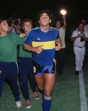Diego Maradona Instagram - Un día como hoy, en 1981, jugaste "dos partidos en uno". El primer tiempo fue tu despedida de Argentinos Juniors, el club que te vio nacer. Y el segundo tiempo fue el de tu bienvenida a Boca. Ya estaba todo arreglado con River Plate, pero "algo pasó". Te dijeron que no podías cobrar lo mismo que cobraban los jugadores campeones del mundo del '78. Así que los gambeteaste a todos y generaste tu propio pase a Boca. No importó que el club estuviera quebrado. Firmaste al mediodía, y organizaron de apuro un partido amistoso entre Boca y Argentinos, para esa misma noche. Tenías un desgarro en el bíceps de la pierna izquierda, pero jugaste igual. Y dos días después debutaste oficialmente contra Talleres de Córdoba (sí, otra vez Talleres). Muchas cosas cambiaron en todos estos años, Viejo. Pero para nosotros, seguís siendo incomparable ❤️
