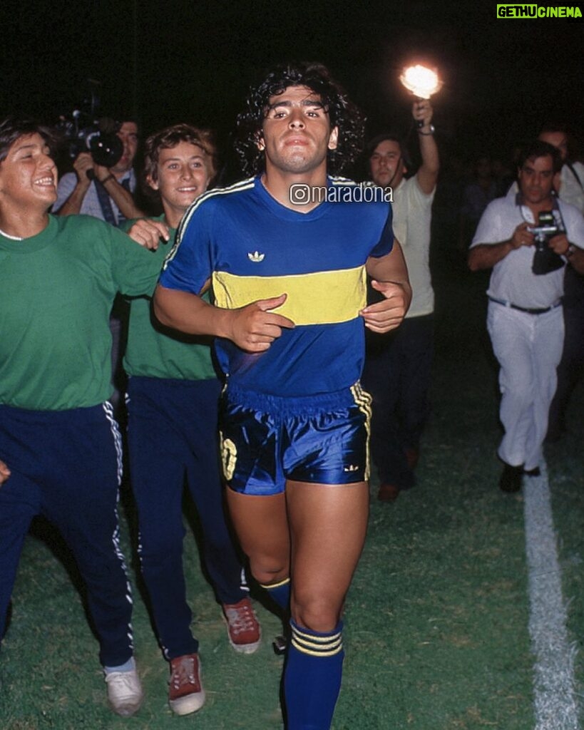 Diego Maradona Instagram - Un día como hoy, en 1981, jugaste "dos partidos en uno". El primer tiempo fue tu despedida de Argentinos Juniors, el club que te vio nacer. Y el segundo tiempo fue el de tu bienvenida a Boca. Ya estaba todo arreglado con River Plate, pero "algo pasó". Te dijeron que no podías cobrar lo mismo que cobraban los jugadores campeones del mundo del '78. Así que los gambeteaste a todos y generaste tu propio pase a Boca. No importó que el club estuviera quebrado. Firmaste al mediodía, y organizaron de apuro un partido amistoso entre Boca y Argentinos, para esa misma noche. Tenías un desgarro en el bíceps de la pierna izquierda, pero jugaste igual. Y dos días después debutaste oficialmente contra Talleres de Córdoba (sí, otra vez Talleres). Muchas cosas cambiaron en todos estos años, Viejo. Pero para nosotros, seguís siendo incomparable ❤ Estadio Boca Juniors, La Boca, Buenos Aires