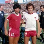 Diego Maradona Instagram - Fue un día como hoy, en 1980. Primera fecha del Cuarto Centenario, y la emoción de enfrentar con 19 años al Bocha, uno de tus grandes ídolos. Fue 3-2 para el Bicho, contra un Independiente con tres campeones del mundo: Baley, Killer, Olguín, el Japonés Pérez, Larrosa, Alzamendi, Bartolo Alvarez y Barberón... Estadio Libertadores de América