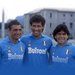 Diego Maradona Instagram - A 35 anni dalla MA-GI-CA. Quel pomeriggio il Napoli vinse 3-1 ad Ascoli. Segnarono Maradona, Giordano e Careca, in quest'ordine. E così diedero vita all'attacco più prolifico di quella stagione 1987-88 💙 #forzanapolisempre - - - - - - - - A 35 años de la delantera MA-GI-CA. Aquella tarde el Napoli venció 3-1 al Ascoli. Marcaron Maradona, Giordano y Careca, en ese orden. Y dieron así origen al sobrenombre de la delantera que sería goleadora de aquella temporada 1987-88. Stadio Briamasco