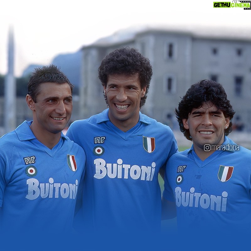 Diego Maradona Instagram - A 35 anni dalla MA-GI-CA. Quel pomeriggio il Napoli vinse 3-1 ad Ascoli. Segnarono Maradona, Giordano e Careca, in quest'ordine. E così diedero vita all'attacco più prolifico di quella stagione 1987-88 💙 #forzanapolisempre - - - - - - - - A 35 años de la delantera MA-GI-CA. Aquella tarde el Napoli venció 3-1 al Ascoli. Marcaron Maradona, Giordano y Careca, en ese orden. Y dieron así origen al sobrenombre de la delantera que sería goleadora de aquella temporada 1987-88. Stadio Briamasco