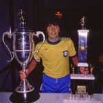 Diego Maradona Instagram - Qué foto, no? Un día como hoy, en el Sudamericano de 1979, la Sub 20 consiguió su pasaje al Mundial de Japón. Fue 1-0 contra Brasil. En el torneo de 1977 no pudieron ganar ningún partido. Pero en el de 1979, salieron vice campeones (como le decían en aquella época). El campeón fue Uruguay, que tenía un equipazo (su arquero Fernando Alves recibió un sólo gol en todo el campeonato), Argentina fue segunda y tercero Paraguay. Estos tres equipos representaron a Sudamérica en el mundial juvenil. En la foto estás con la indumentaria de Brasil, que intercambiaste con el capitán Wagner Basilio. Y en la segunda aparecen Barrerita, @juanesimon60, Bachino, el Pelado Díaz, Rossi, vos, Huguito Alves, Rinaldi y el Pichi Escudero. Un grupo de chicos que nunca dejaron de correr detrás de sus sueños ❤️🇦🇷 Montevideo, Uruguay
