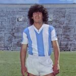 Diego Maradona Instagram - En 1977 el Juvenil jugó en Venezuela el Sudamericano sub 20 (Torneo Juventudes de América), clasificatorio para el Mundial de Túnez. Les tocó el Grupo B, junto a Perú, Paraguay, Uruguay y Venezuela. Argentina no ganó ninguno de los cuatro partidos que jugó. Diego, que usó la número 9, quedó afuera del último partido por acumulación de amarillas. La 10 la usó Barrera, el capitán fue el Patón Bauza y el DT, Rogelio Poncini. Ese fue el primer campeonato oficial de nuestro papá con la selección argentina. Todos lloraron aquella eliminación como lo que eran, unos pibitos. En Argentina sólo se hablaba del Mundial 78, lógicamente. Pero dos años después, y con el mismo director técnico, Argentina consiguió el segundo puesto en el Sudamericano de Uruguay, y fue campeón del mundo en Japón '79. Todo esto es para decirle a estos chicos, que fueron eliminados en el Sudamericano de Colombia 2023, que no se desanimen, que esto recién empieza. A no bajar los brazos!!! 💪🏻🇦🇷