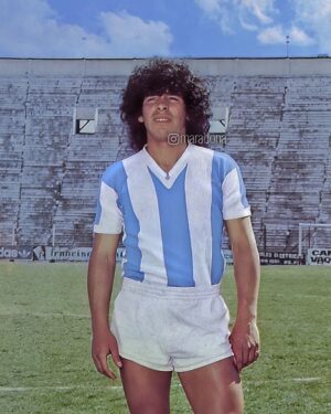 Diego Maradona Instagram - En 1977 el Juvenil jugó en Venezuela el Sudamericano sub 20 (Torneo Juventudes de América), clasificatorio para el Mundial de Túnez. Les tocó el Grupo B, junto a Perú, Paraguay, Uruguay y Venezuela. Argentina no ganó ninguno de los cuatro partidos que jugó. Diego, que usó la número 9, quedó afuera del último partido por acumulación de amarillas. La 10 la usó Barrera, el capitán fue el Patón Bauza y el DT, Rogelio Poncini. Ese fue el primer campeonato oficial de nuestro papá con la selección argentina. Todos lloraron aquella eliminación como lo que eran, unos pibitos. En Argentina sólo se hablaba del Mundial 78, lógicamente. Pero dos años después, y con el mismo director técnico, Argentina consiguió el segundo puesto en el Sudamericano de Uruguay, y fue campeón del mundo en Japón '79. Todo esto es para decirle a estos chicos, que fueron eliminados en el Sudamericano de Colombia 2023, que no se desanimen, que esto recién empieza. A no bajar los brazos!!! 💪🏻🇦🇷