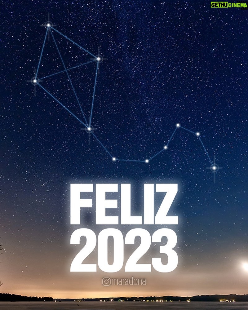 Diego Maradona Instagram - Queremos desearles un muy feliz año nuevo, y agradecerles por todo el amor y el cariño con el que recuerdan siempre a nuestro papá ❤️