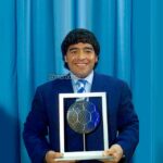 Diego Maradona Instagram - En el año 2000 la FIFA anunció la entrega del premio al Mejor Jugador del Siglo. La votación se llevó a cabo en Internet, y todos los fanáticos de fútbol del mundo pudieron votar. Nuestro papá ganó la encuesta con el 54% de los votos. Ante la sorpresa, la FIFA cambió las reglas y organizó una nueva votación en la que sólo podían participar los miembros de la Comisión de Fútbol de esa institución y los periodistas y suscriptores de la FIFA Magazine. Esa votación la ganó el Rey Pelé. "Yo sabía que si ganaba la encuesta, ellos iban a querer cambiar las reglas, pero debieron hacerlo antes. No cuando la gente ya votó. Porque si Pelé hubiera triunfado por el voto popular, yo lo hubiera aceptado, como lo hice cuando ocupé el puesto número 12 en una elección hecha entre los dirigentes de la FIFA. Que la cuenten como quieran... yo soy el Diego de la gente". Roma